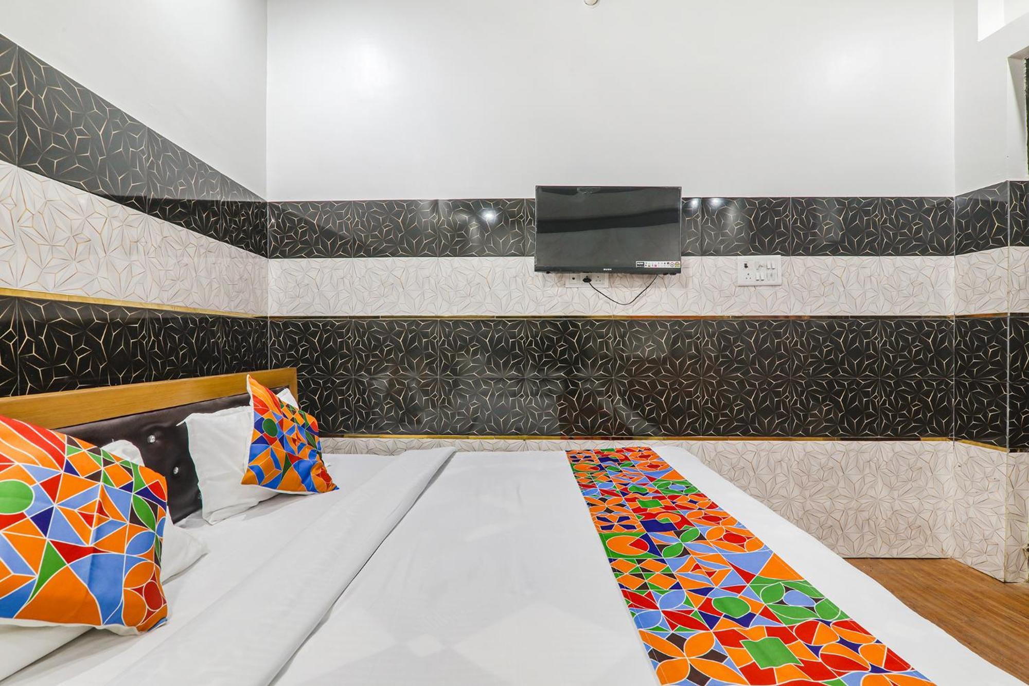 Ayodhya Fabexpress Milan Palace מראה חיצוני תמונה