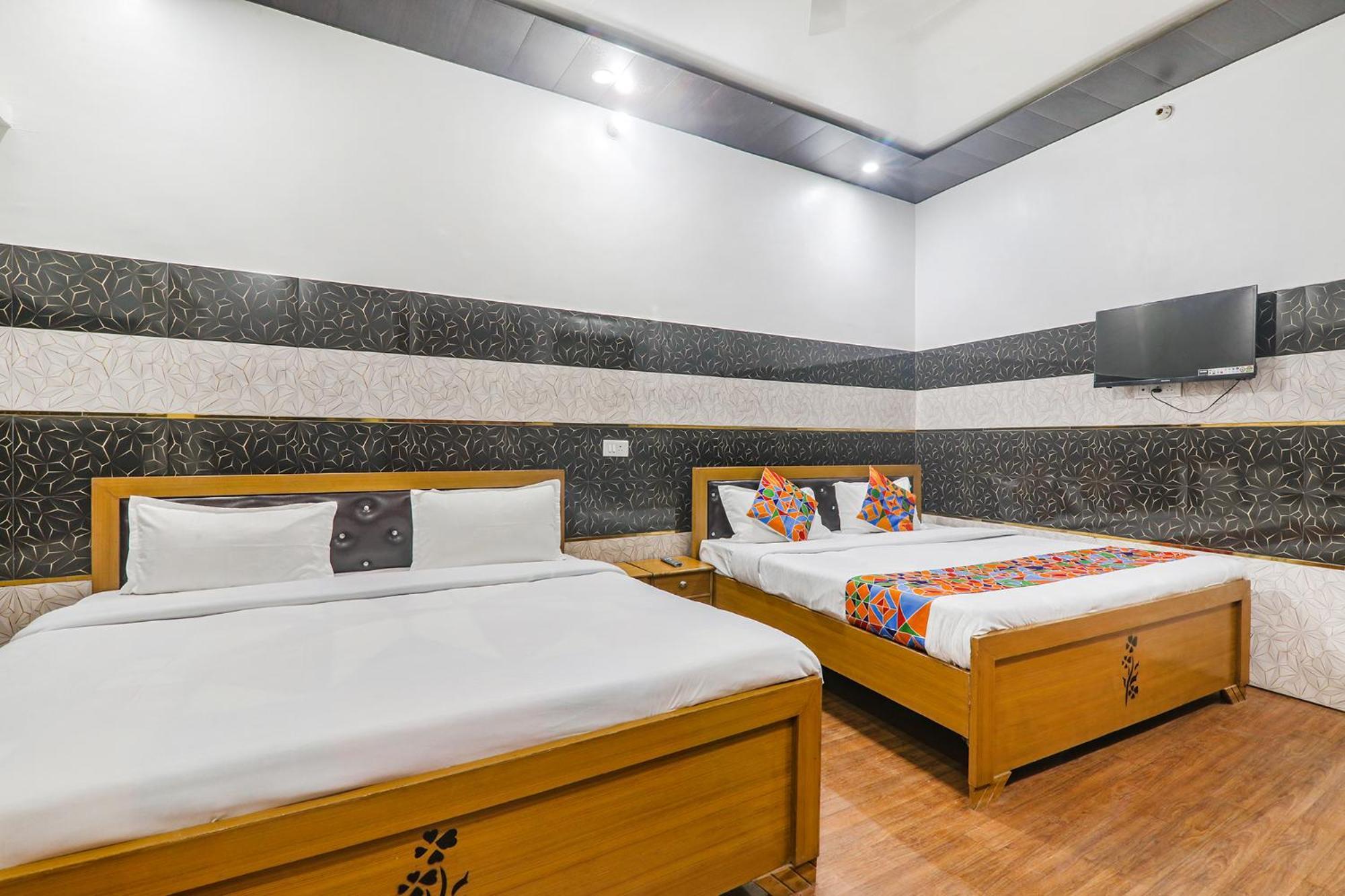 Ayodhya Fabexpress Milan Palace מראה חיצוני תמונה