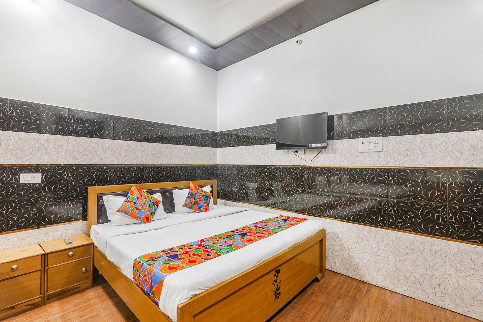 Ayodhya Fabexpress Milan Palace מראה חיצוני תמונה